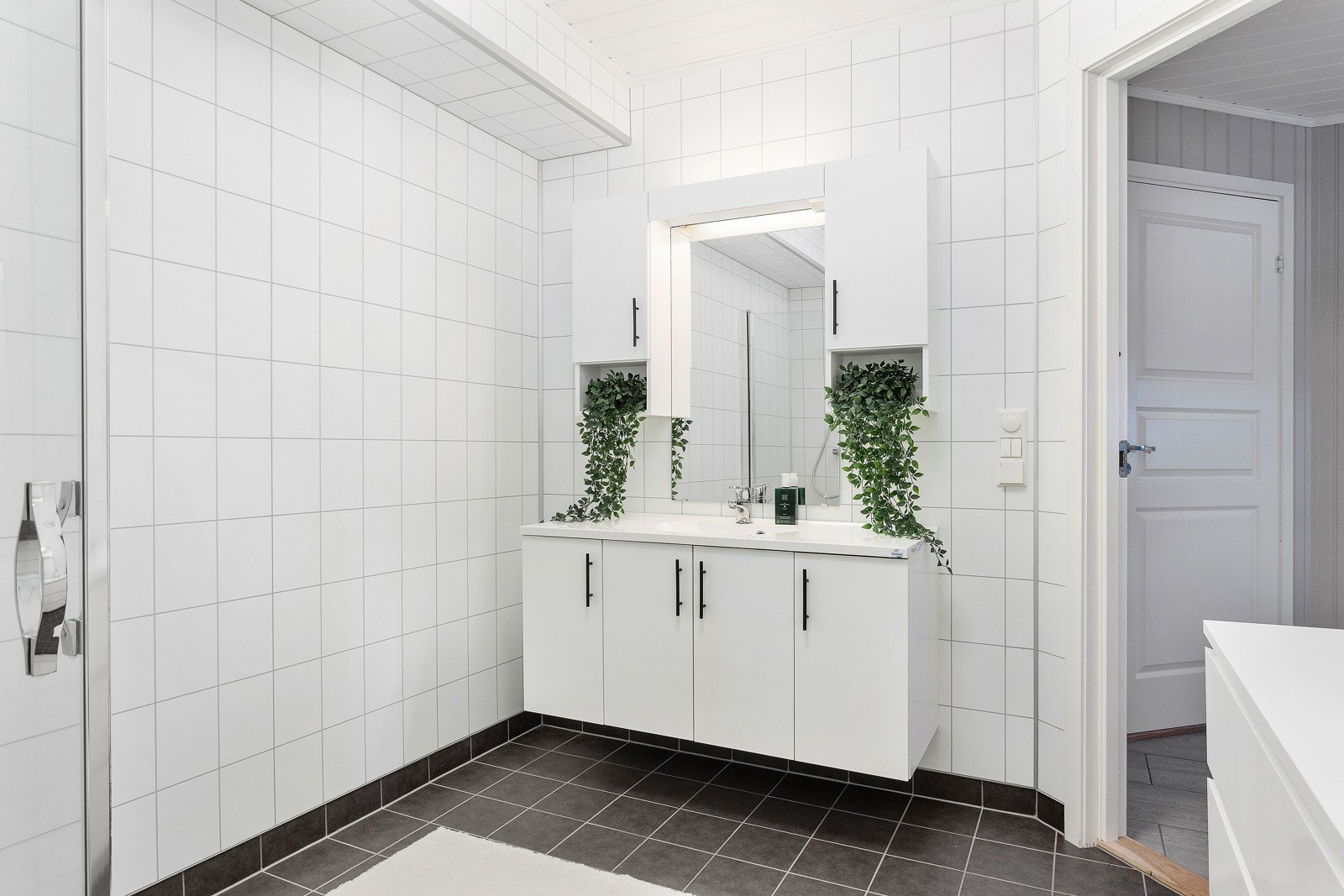 Flislagt bad i 1 etasje. I tillegg har man adskilt vaskerom og gjestetoalett i 2 etasje. Galleribilde