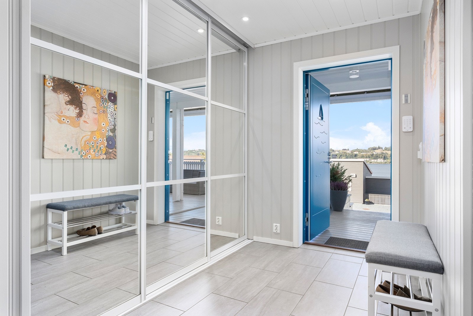 Skyvedørsgarderobe i entrè. Galleribilde