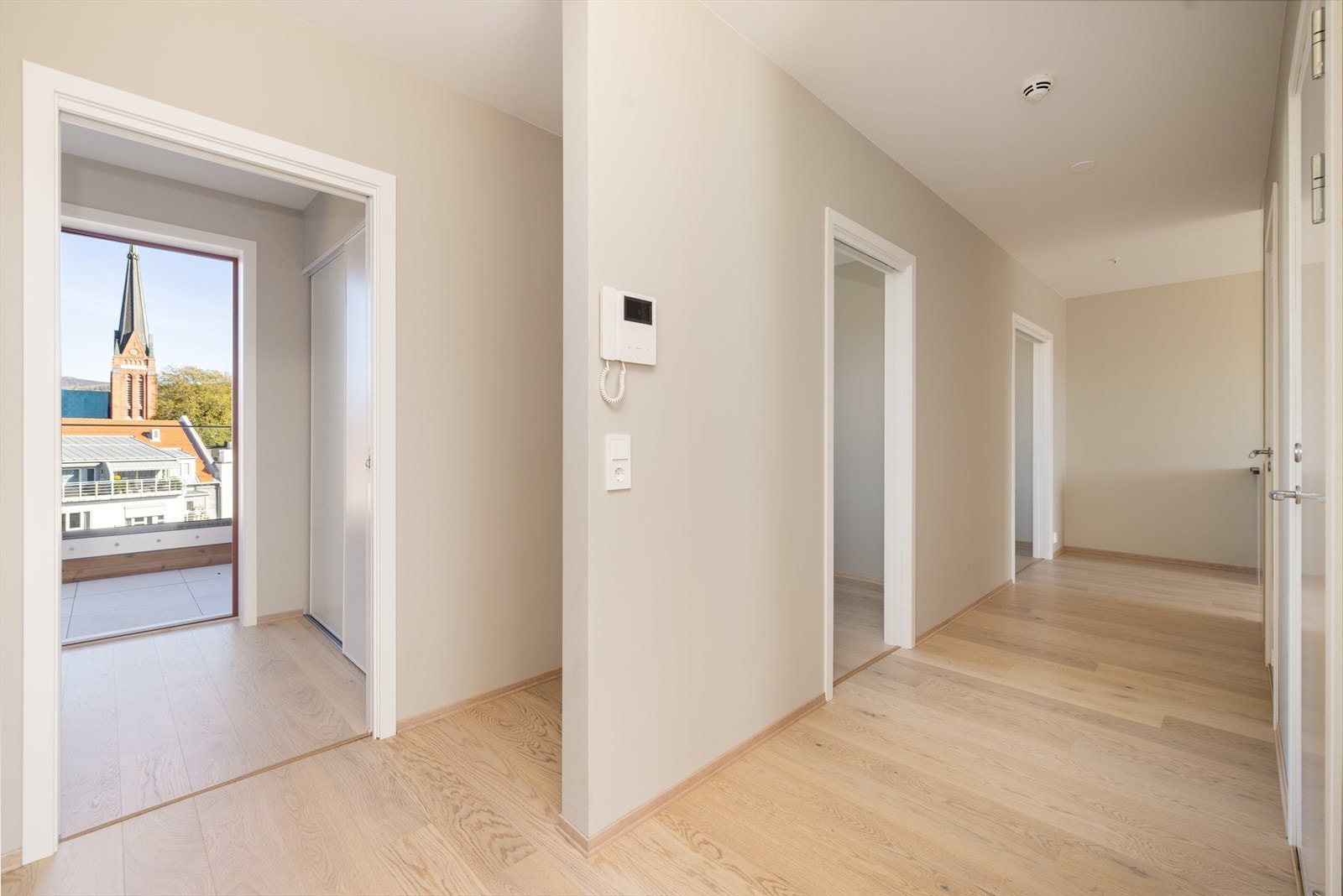 Praktisk porttelefon med video, som gjør det mulig å både se og snakke med de som ringer på, samt enkelt slippe inn besøkende. Galleribilde