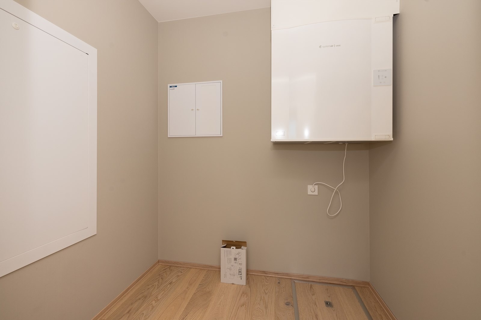 Romslig bod/teknisk rom med diverse tekniske installasjoner som sikringsskap og enhet balansert ventilasjon type Systemair. Galleribilde