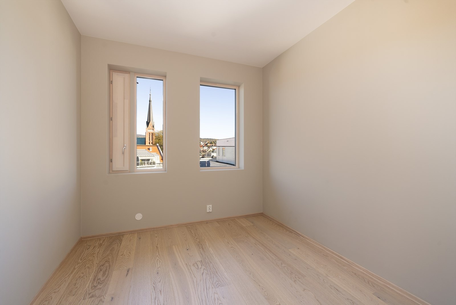 Leiligheten er gjennomgående og lettstelt. Praktisk planløsning og moderne overflater i delikate, tidsriktige fargetoner. Galleribilde