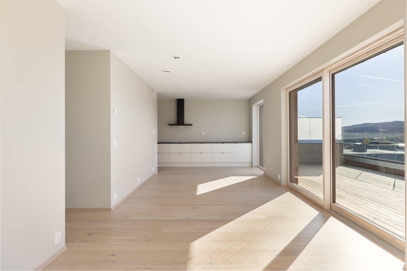 Den åpne romløsningen skaper fine soner for møblering. Det er god plass til både sofagruppe og spisestue. Galleribilde