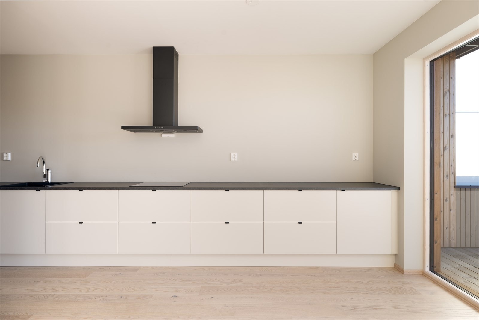 Moderne, stilrent kjøkken med lys atmosfære og funksjonelle løsninger. Galleribilde