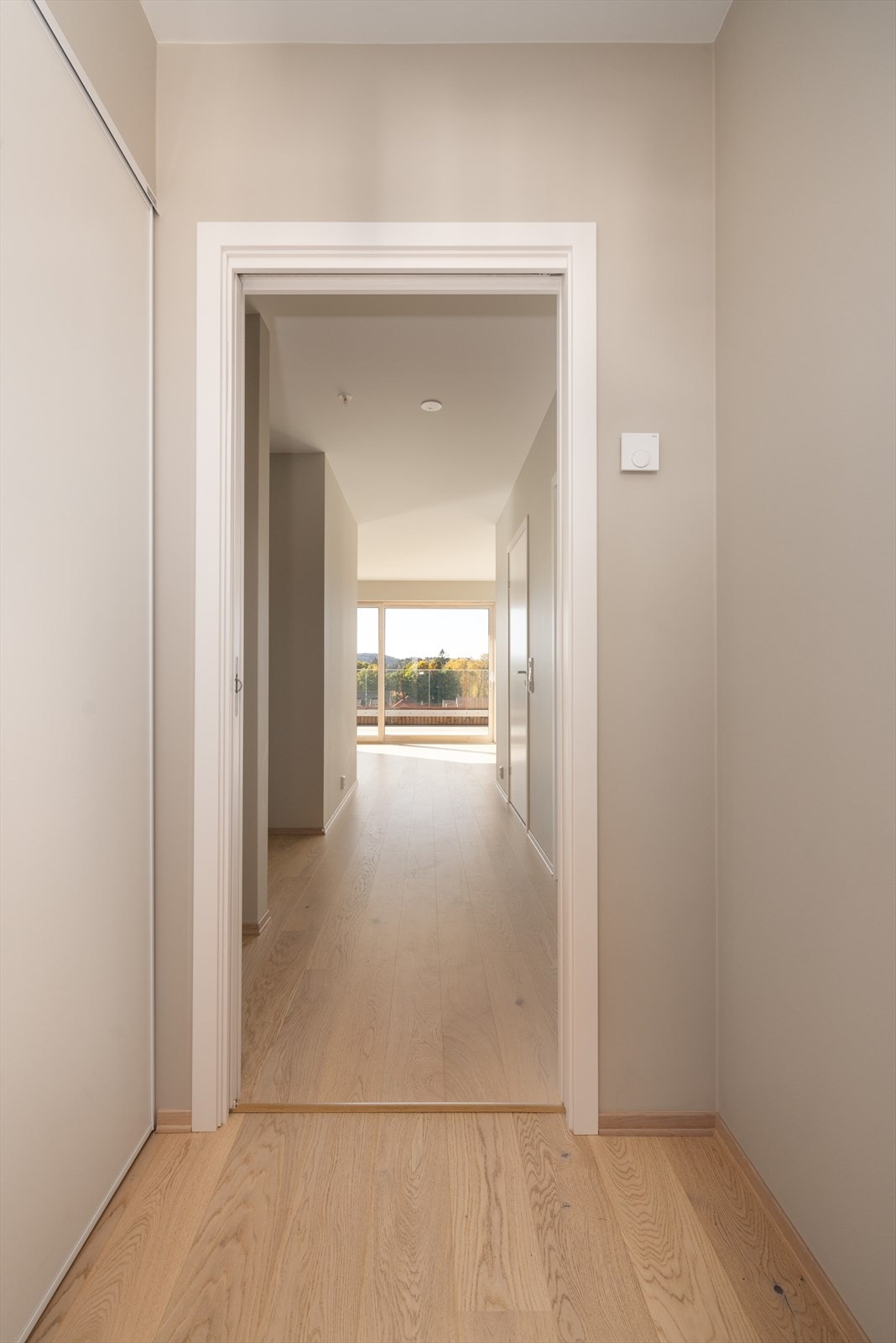 Fin entré med vannbåren gulvvarme og praktisk skyvedørsgarderobe for skjult oppbevaring av sko- og yttertøy. Galleribilde