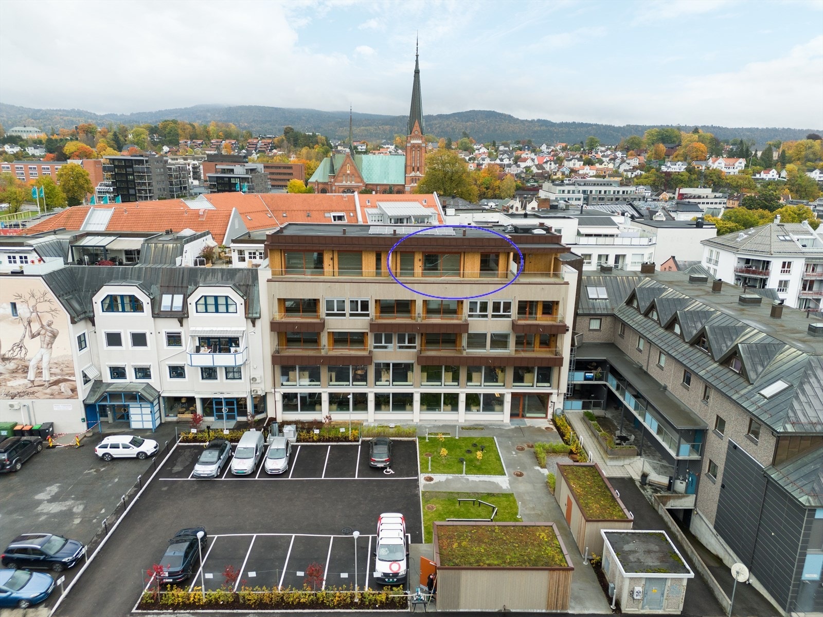 Borettslaget er en del av et sameie. Leiligheten disponerer egen biloppstillingsplass på del av sameiets tomt som tilhører borettslaget. Galleribilde