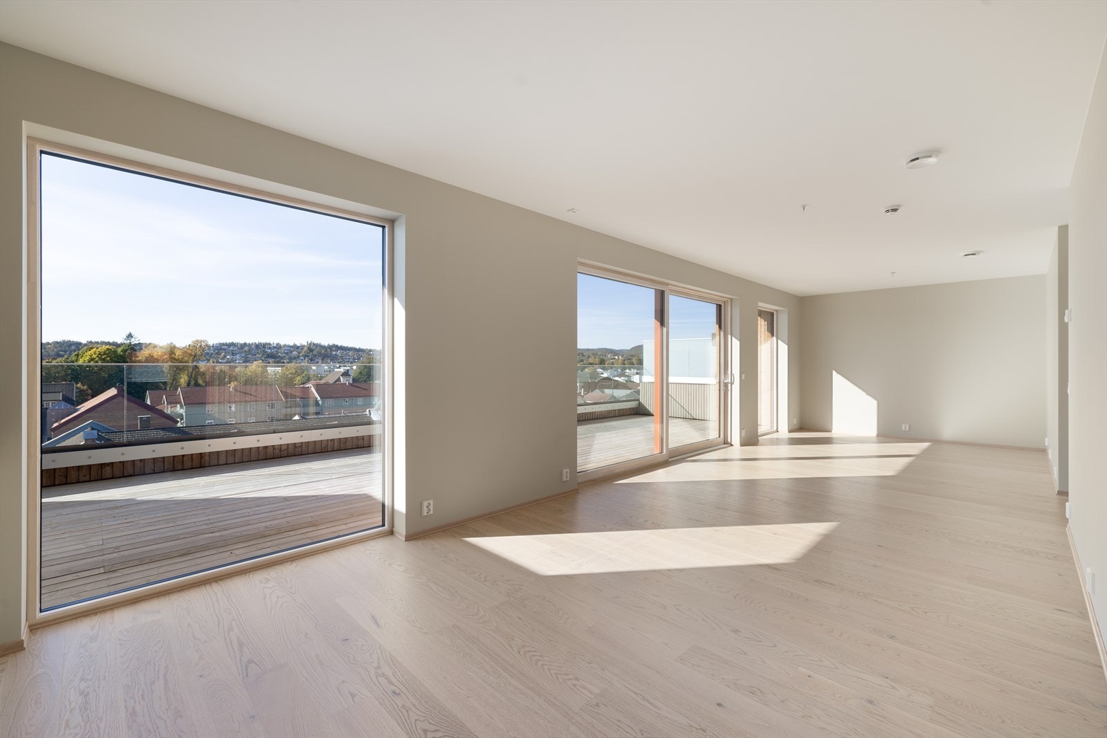 Store vindusflater mot vest, som gir godt med naturlig lys og fin utsikt over nærområdet. Skyvedør til vestvendt terrasse. Galleribilde