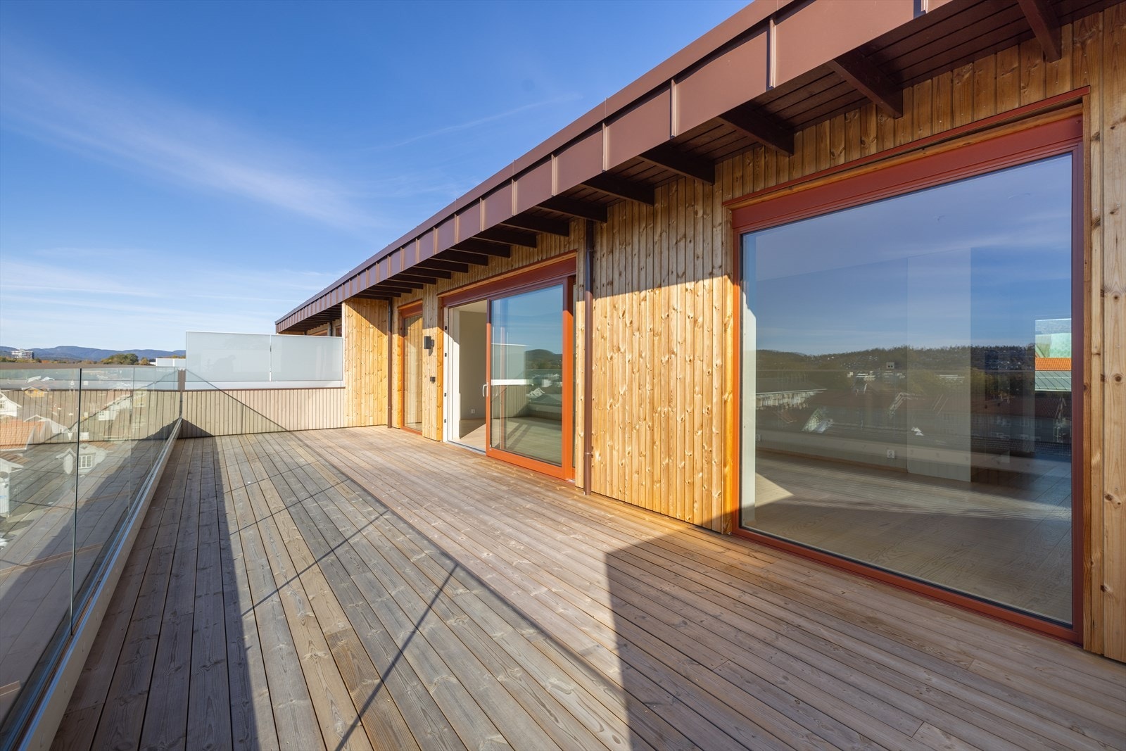 Lun, usjenert og stor balkong med vestvendt og solrik beliggenhet. Galleribilde