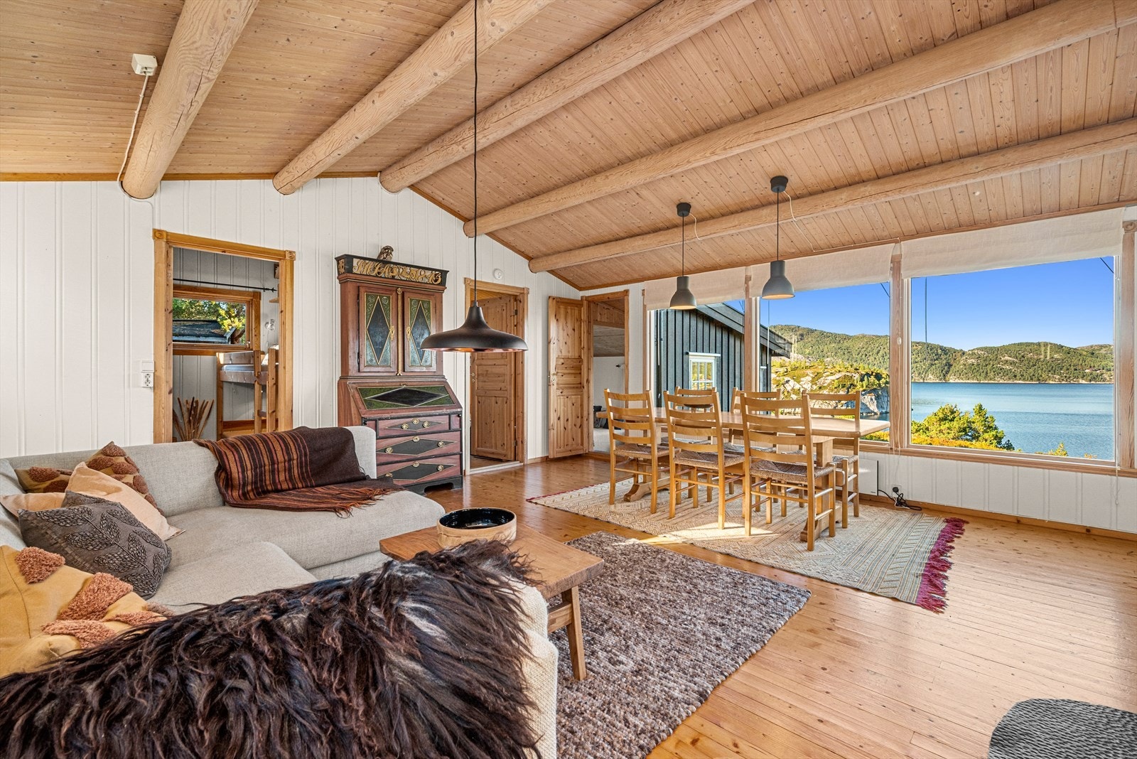 Fritidsboligen kan skilte med en attraktiv beliggenhet. Her får du både solrike og naturskjønne utsiktsforhold, kombinert med en skjermet og privat plassering. Galleribilde