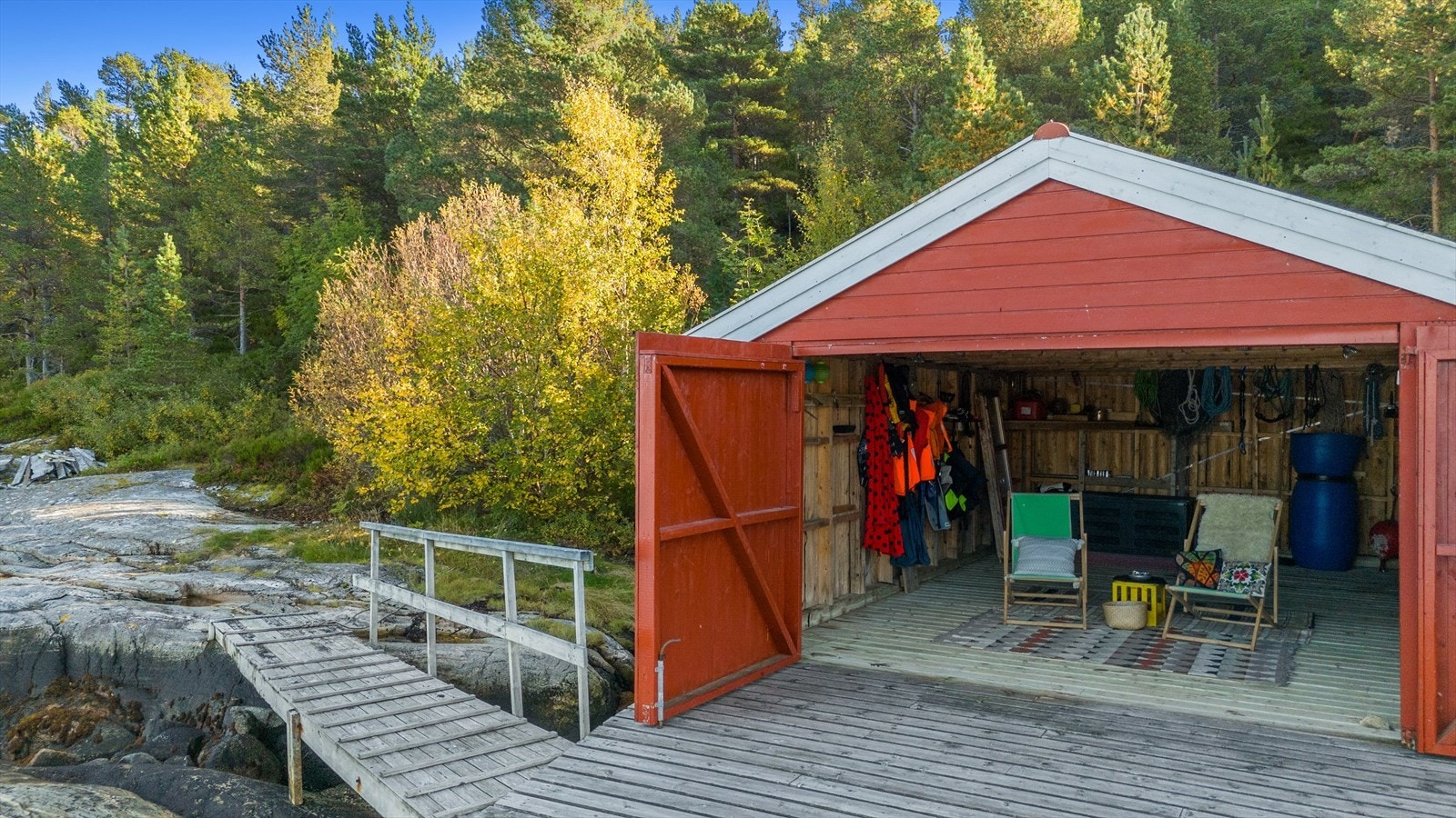 Naustet byr på god plass til oppbevaring av alt du trenger til vannsport og fiske, samtidig som det utgjør et flott samlingspunkt for sosiale stunder ved sjøen. Galleribilde