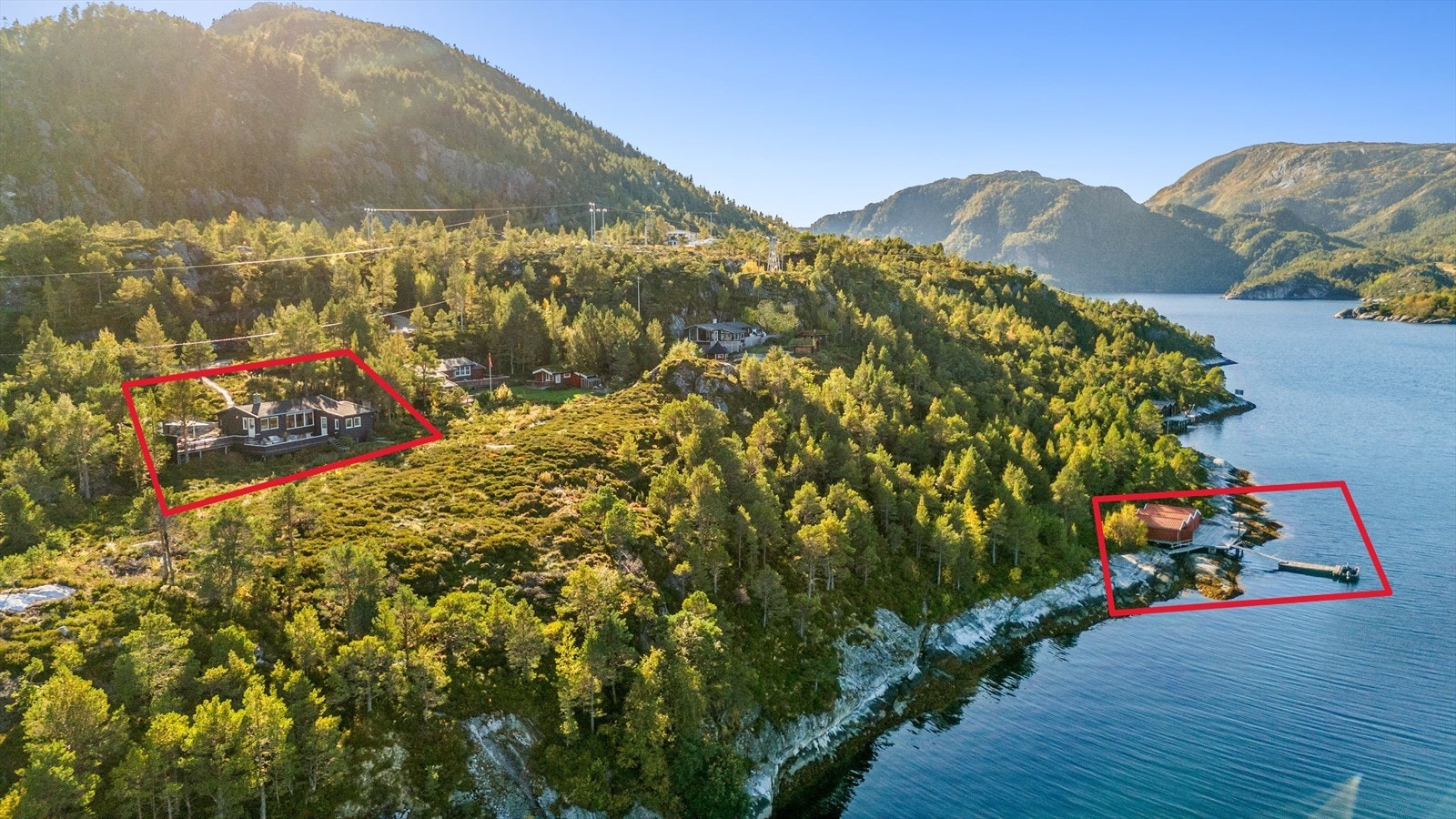 Oversiktsbilde av eiendommen med fritidsbolig samt tilhørende naust og flytebrygge. Galleribilde