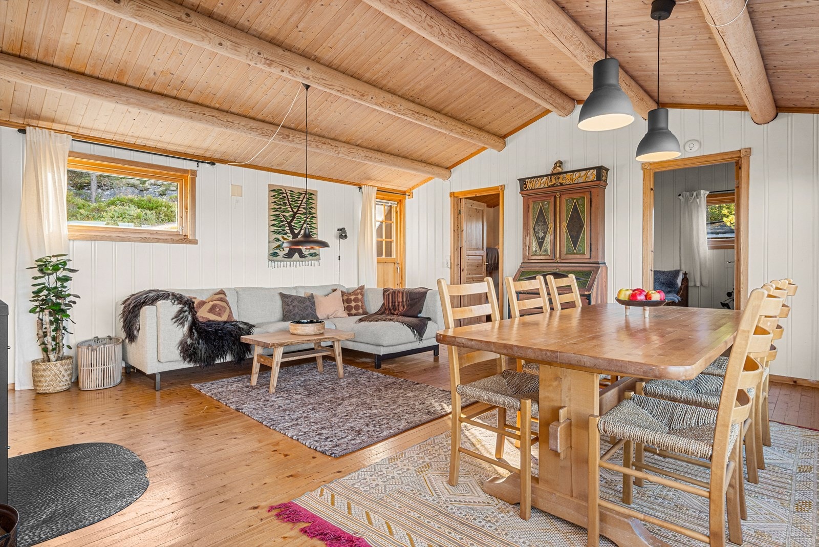 Selgerne trekker frem enkel adkomst, solrike forhold, nærheten til sjøen og de mange mulighetene for både fiske og turer som kvaliteter de har satt stor pris på. Galleribilde