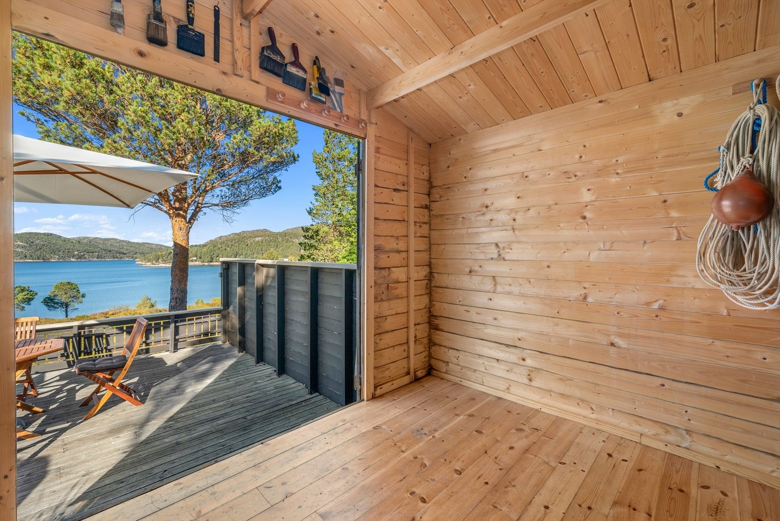 Her får du en romslig utebod med rikelig plass til oppbevaring av alt fra hagemøbler til fritidsutstyr. Galleribilde