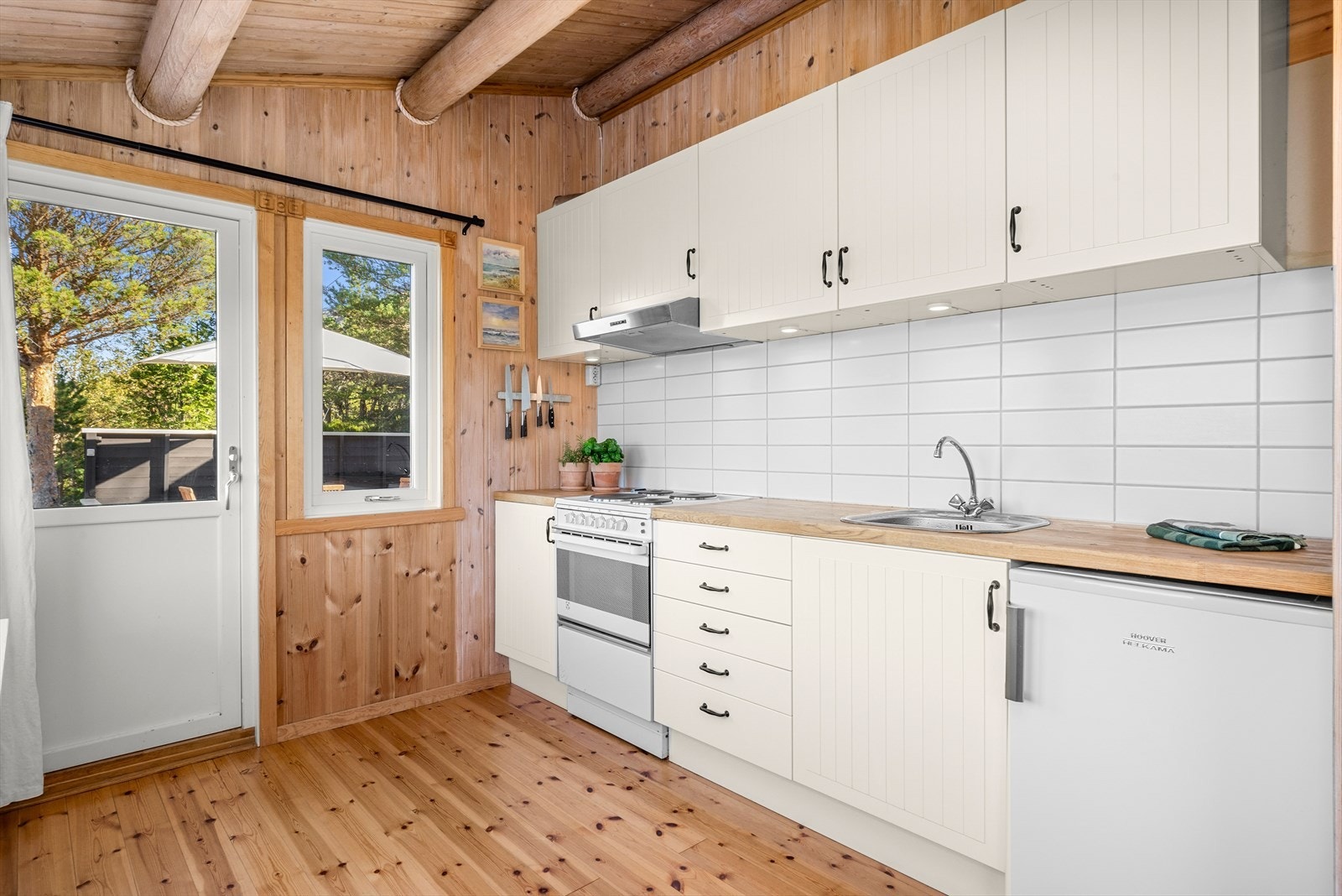 Fritidsboligen har et funksjonelt og pent kjøkken med god skap- og benkeplass. Kjøkkenet ble oppgradert i 2015. Galleribilde