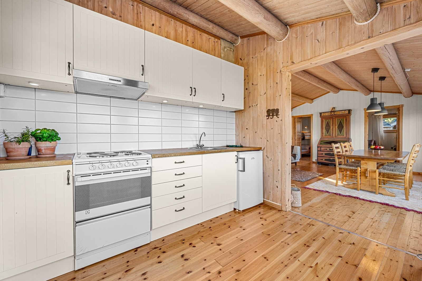 Fritidsboligen har innlagt vann og avløp til septiktank. Galleribilde