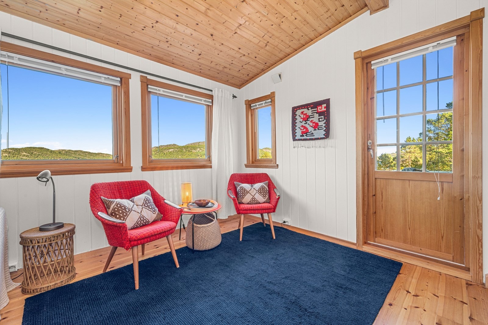 Rommet gir fleksible muligheter og kan enkelt innredes som en utvidelse av stuen, en ekstra stue eller et hyggelig oppholdsrom etter behov. Galleribilde