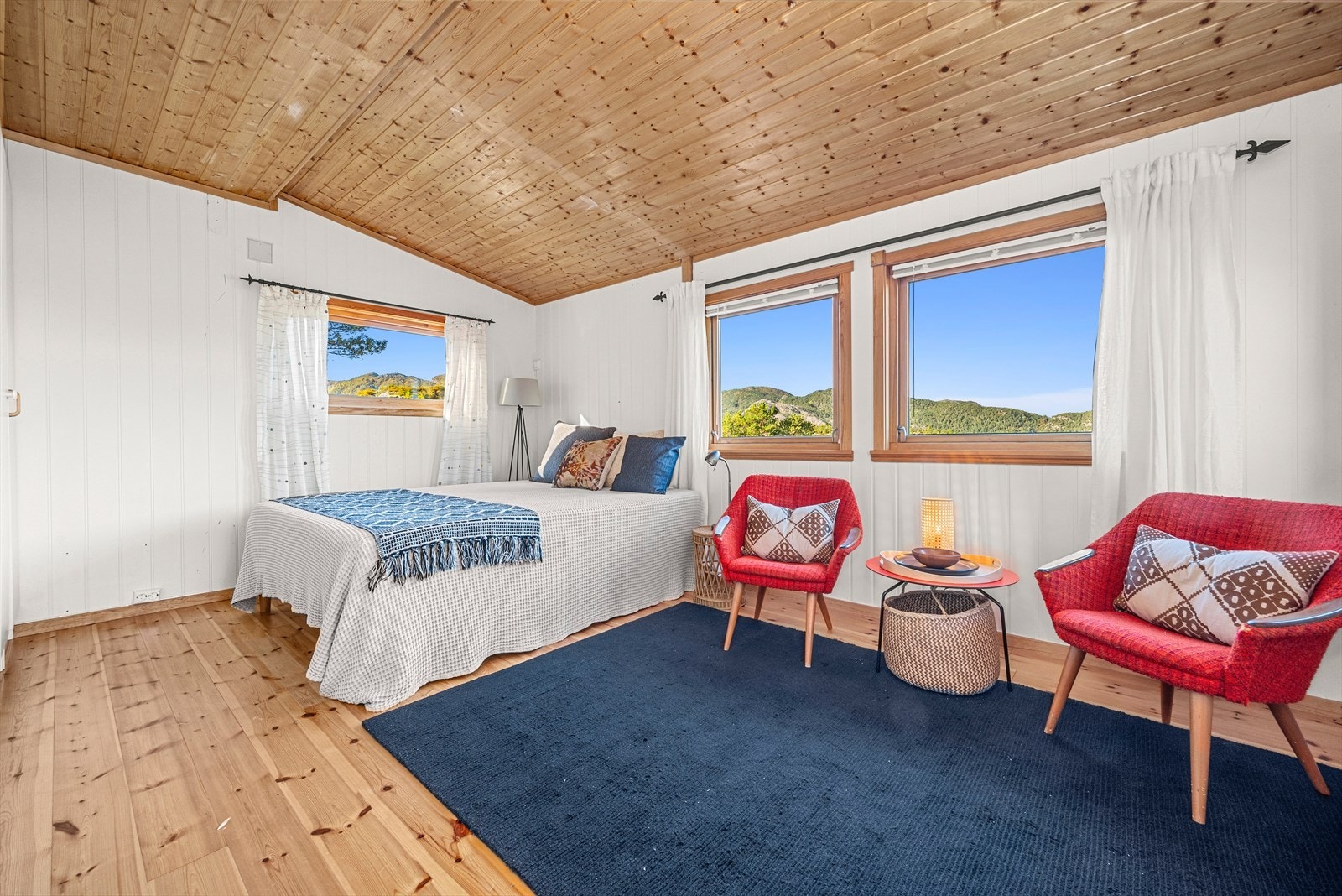 Fritidsboligen har totalt tre soverom. Hovedsoverommet er på hele 16 m² med god plass til både dobbeltseng og garderobeskap. Galleribilde