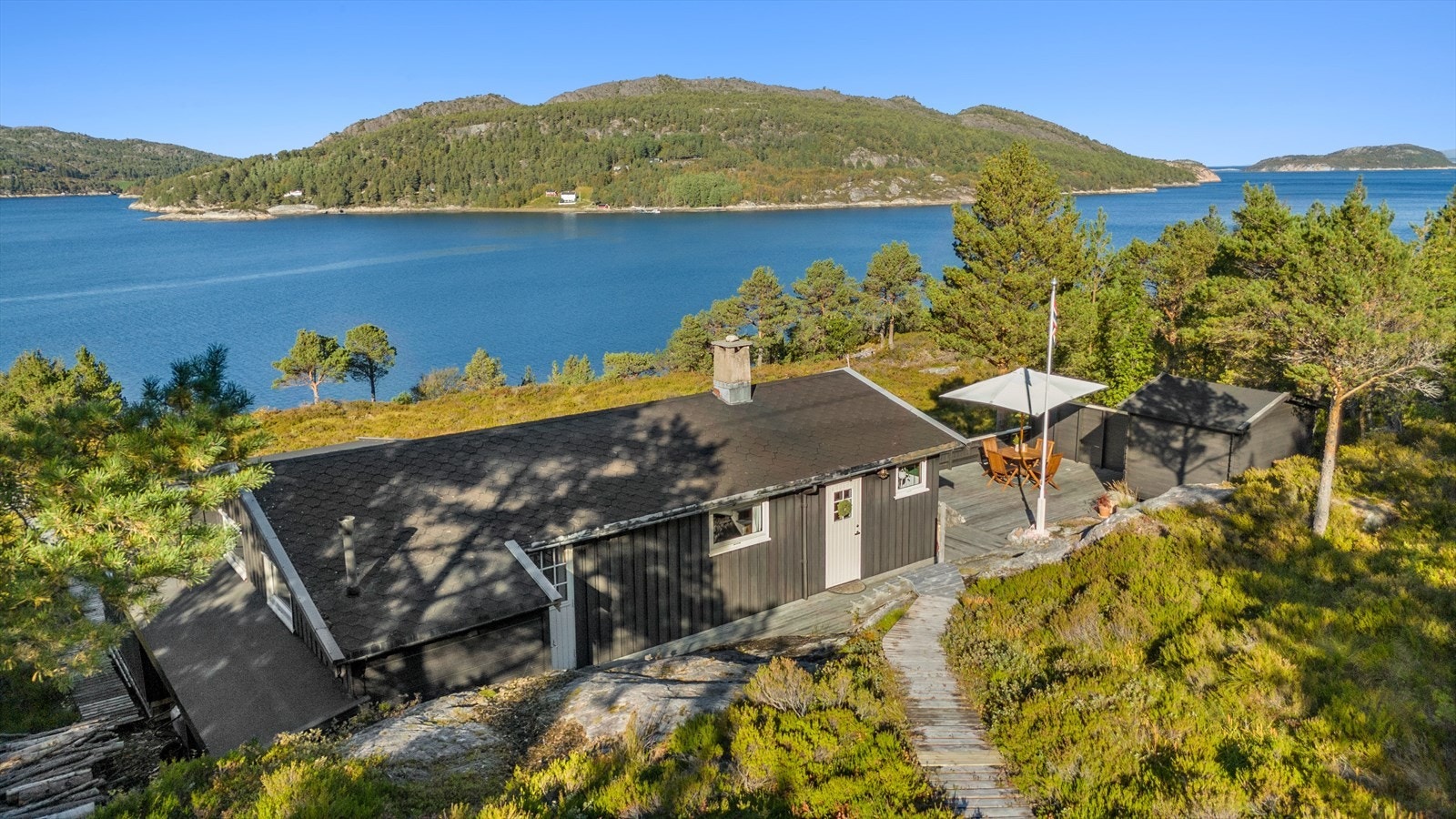 Fritidsboligen har en tomt på ca. 1 350 m² med flott panoramautsikt mot fjorden. Galleribilde