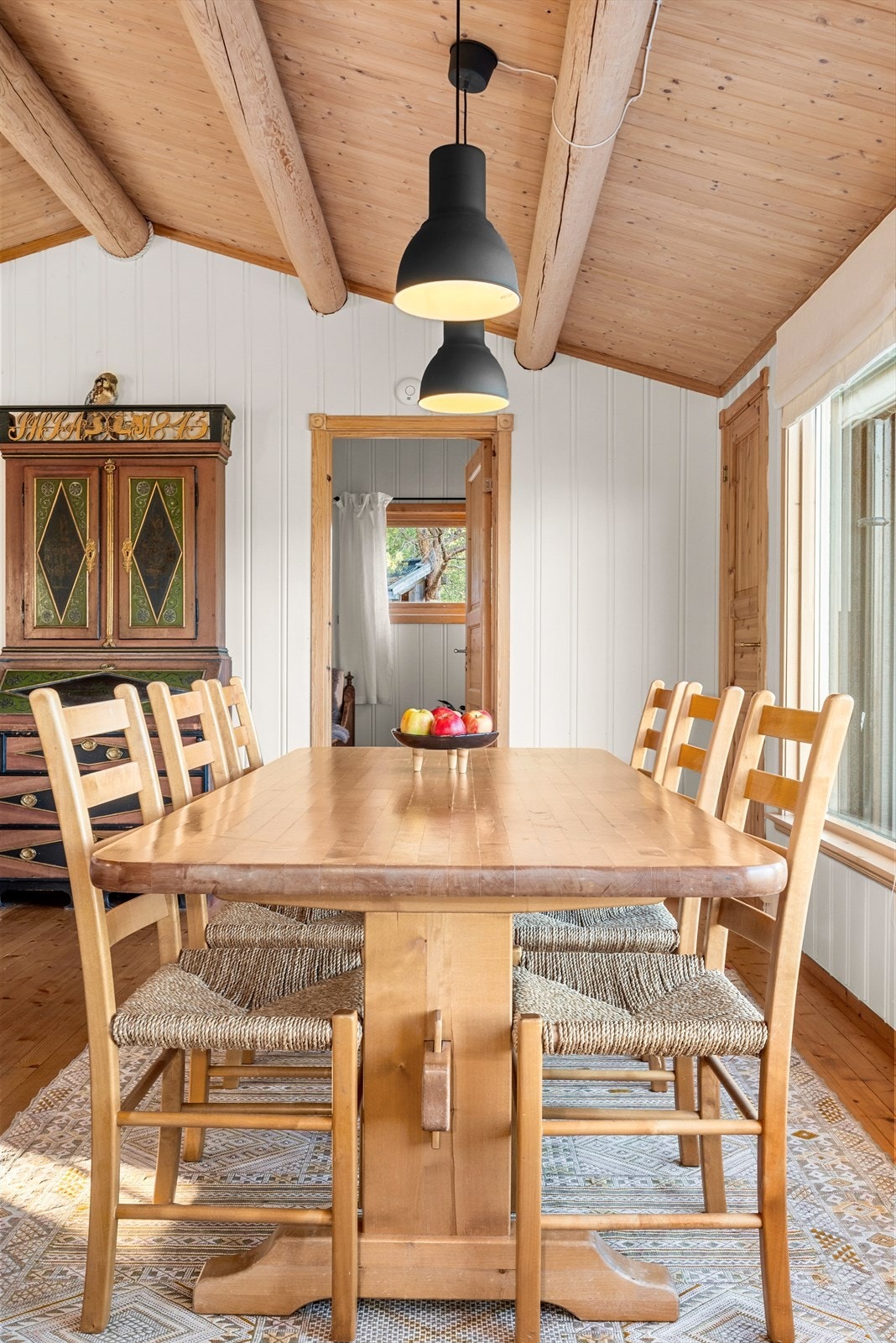 I tilknytning til kjøkkenet er det god plass til å innrede med spisebord etter behov. Galleribilde