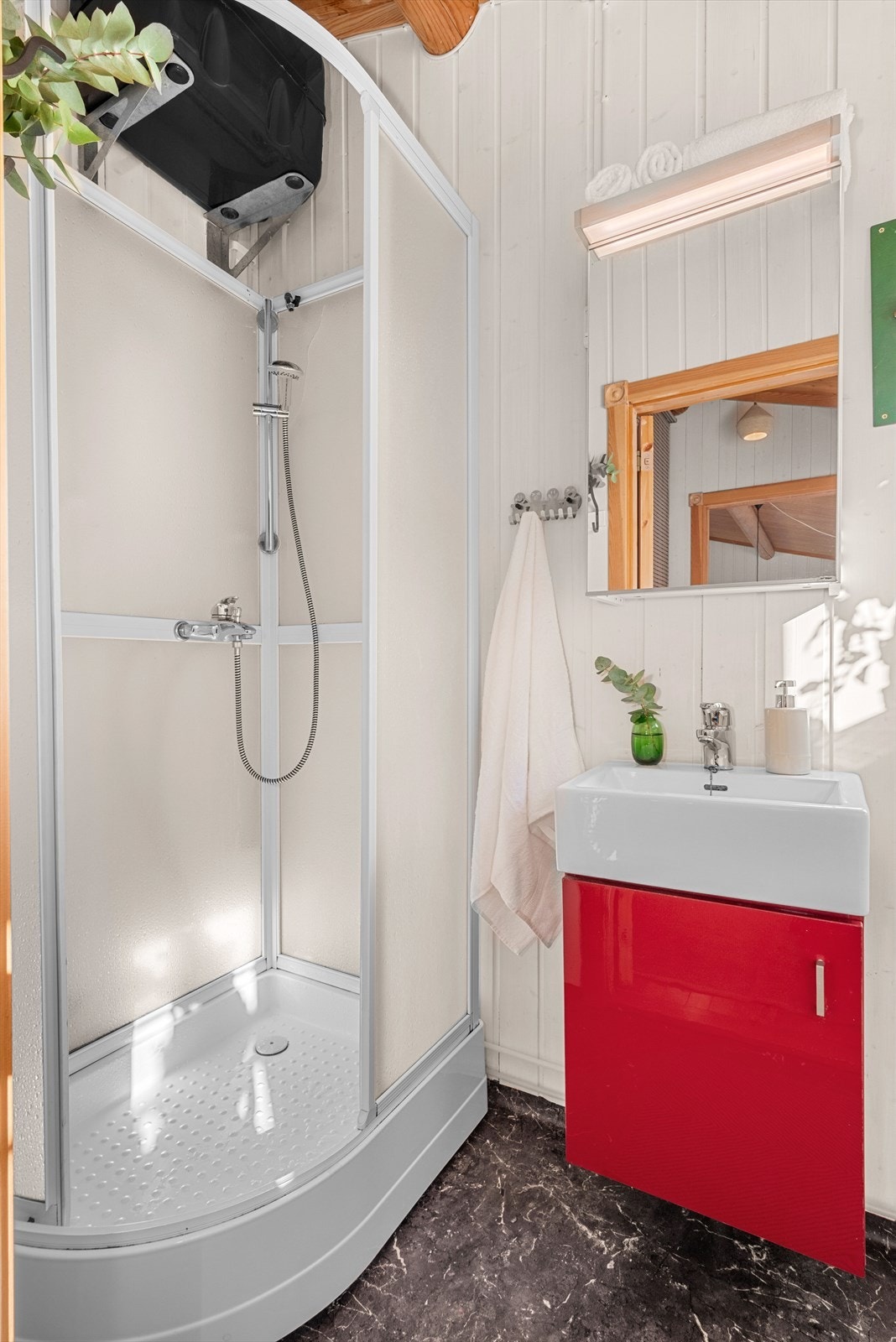 Badet ble oppgradert i 2015 og er utstyrt med dusjkabinett, naturlig avtrekk, gulvmontert toalett, varmtvannsbereder og servant i skap. Galleribilde