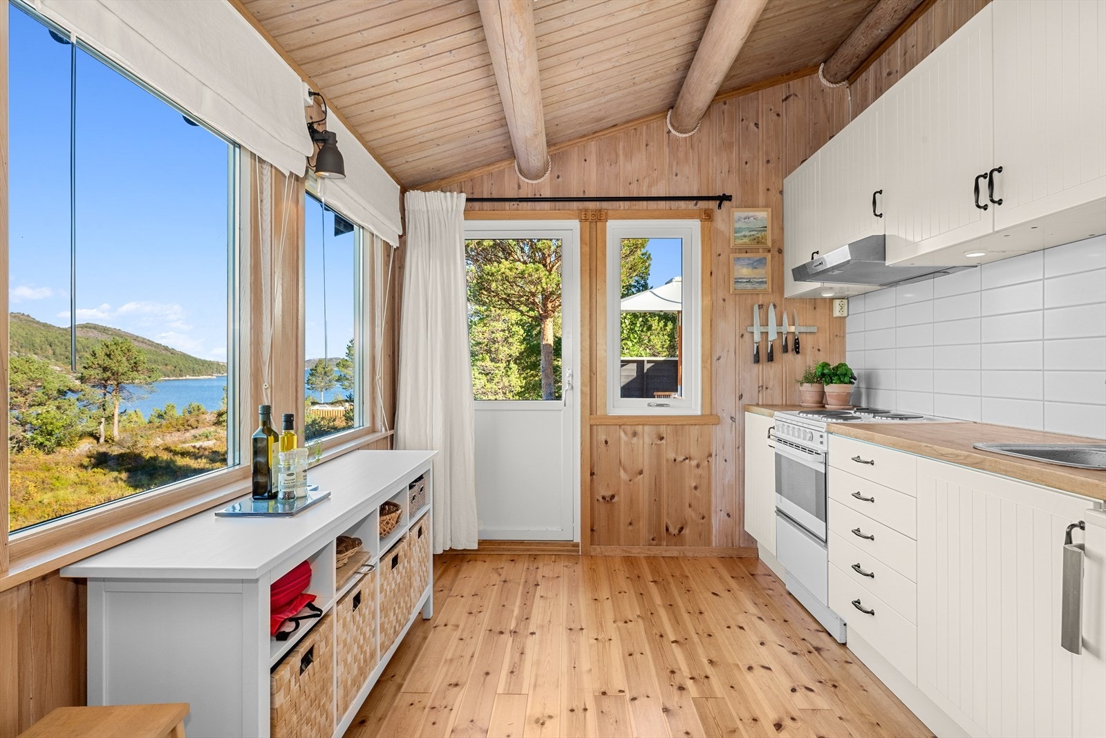 I takstmannens rapport er kjøkkenet vurdert til tilstandsgrad 1, som uttrykker god standard og normalt vedlikehold. Galleribilde