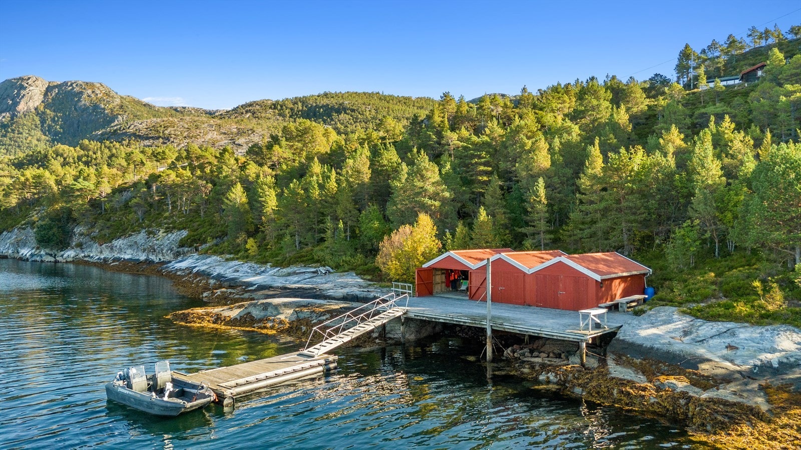 Fritidsboligen inkluderer både naust og båtplass, og ligger i et område kjent for fine fiskemuligheter og et aktivt båtliv. Galleribilde