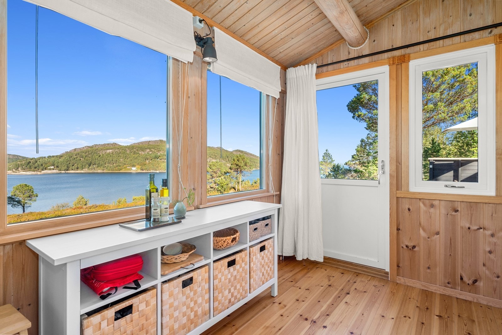 Fra kjøkkenet er det direkte utgang til terrassen. Galleribilde