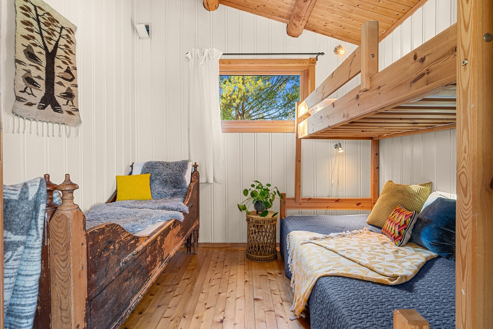 De øvrige to soverommene er praktisk innredet med køyesenger som gir god utnyttelse av plassen og flere soveplasser. Galleribilde