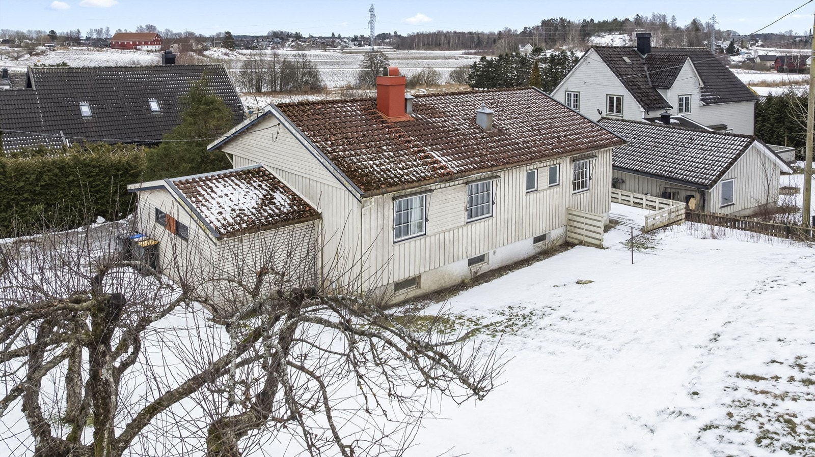 Velkommen til en praktisk familiebolig på ett plan med oppussingsbehov! Galleribilde