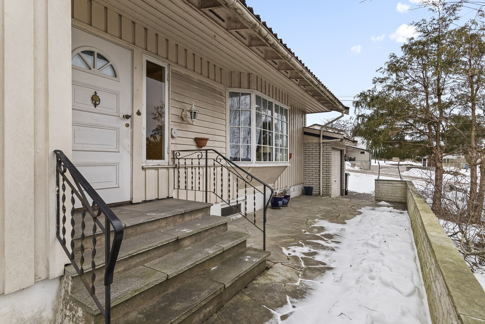 Fasade/inngangspartiet har en flott, hellelagt uteplass på utsiden Galleribilde