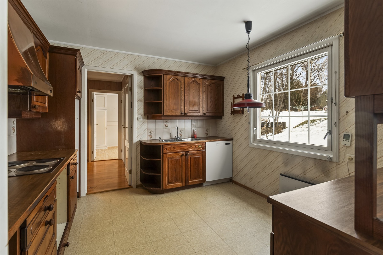 Kjøkkenet har rikelig med skap og benker samt en hyggelig spiseplass Galleribilde