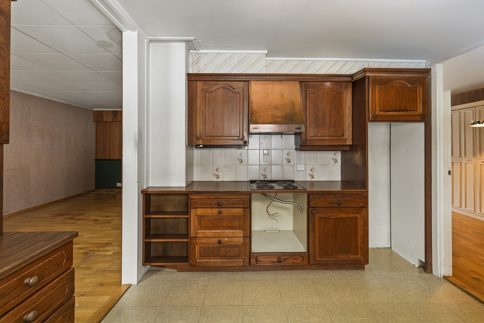 Kjøkkenet er innholdsrikt og praktisk med tilkomst fra både gang og stue Galleribilde