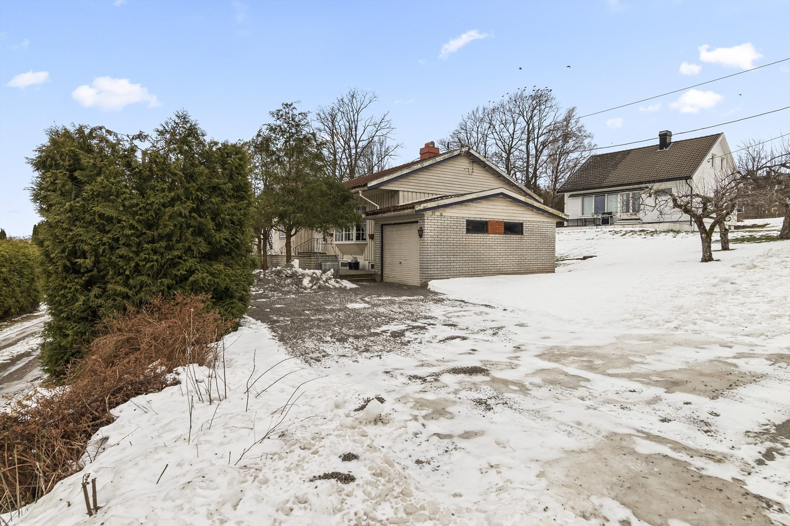 Fasade/innkjørsel Galleribilde