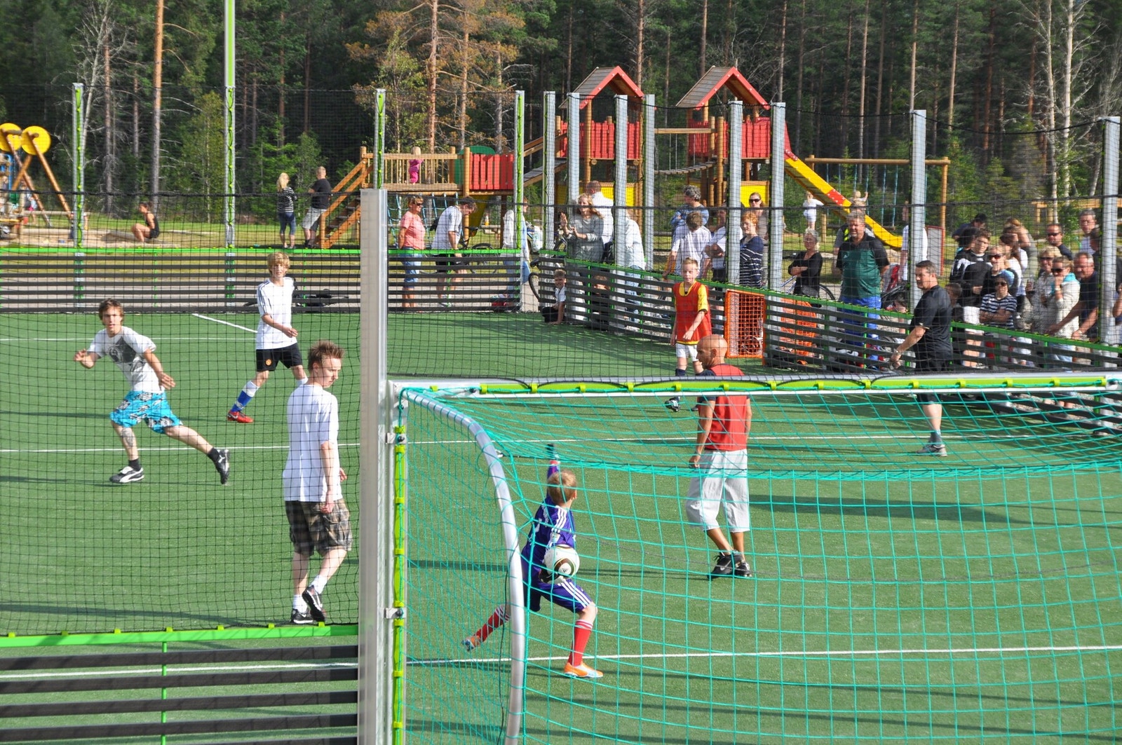 Ballbingen er en sosial møteplass for alle som er glad i fotball eller annen ballek. Galleribilde