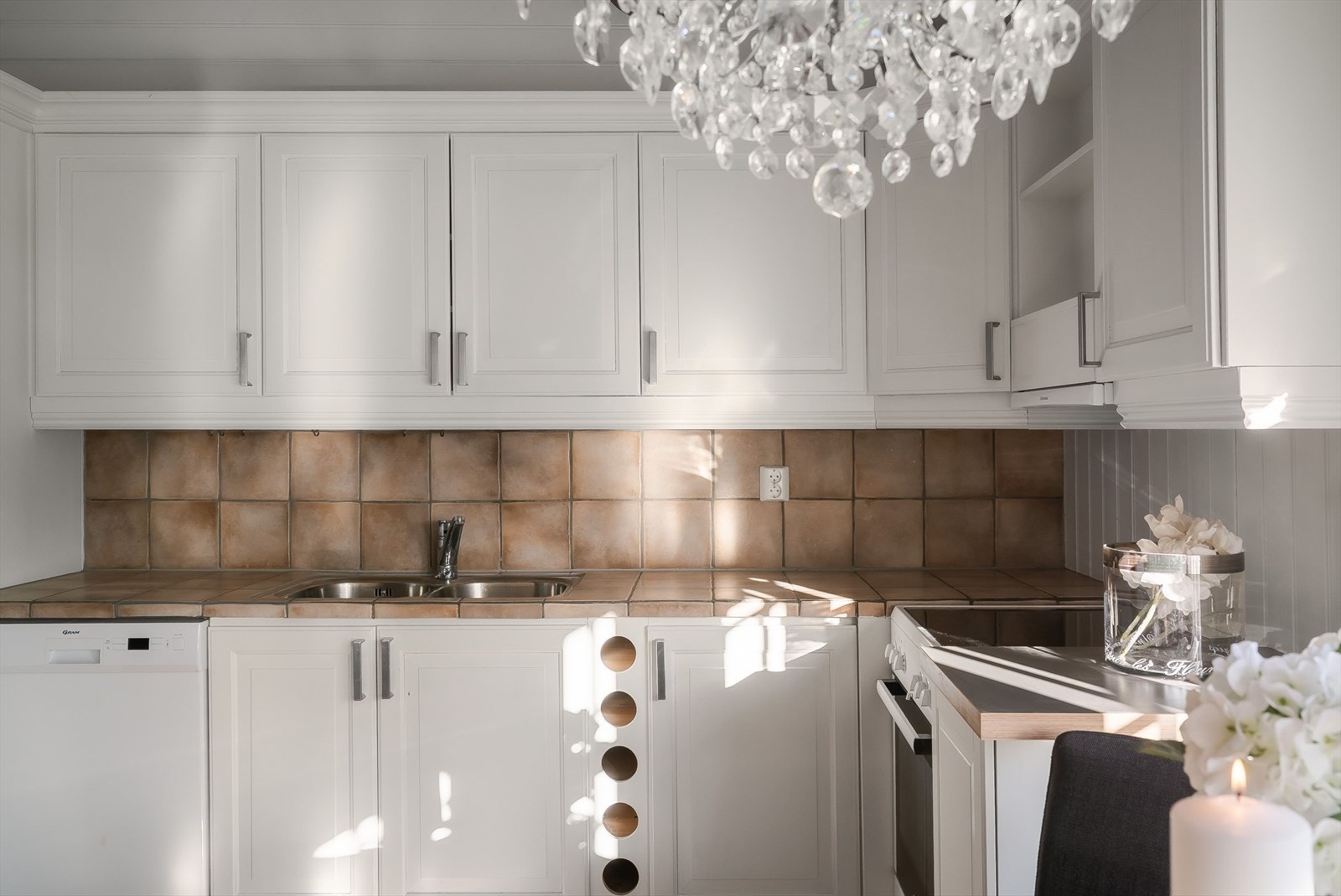 Lyst og praktisk kjøkken med god lagringsplass og medfølgende hvitevarer. Galleribilde