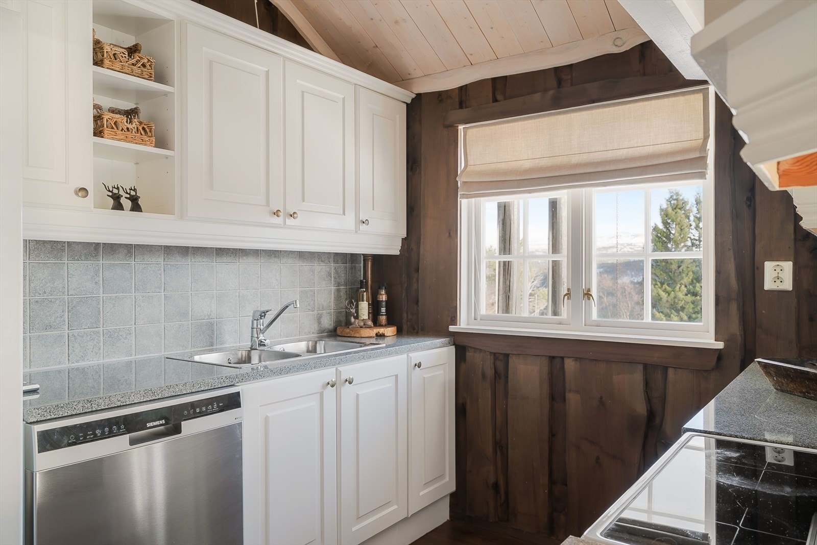 Kjøkkenet er lyst og funksjonelt, med profilerte fronter, god lagringsplass og medfølgende hvitevarer. Galleribilde