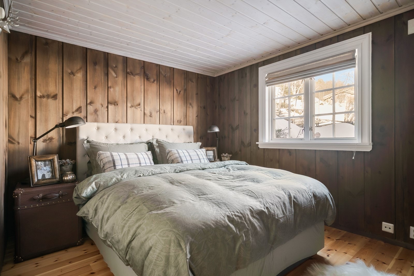 Soverommene har lune farger og myke materialer, perfekte for å trekke seg tilbake etter lange dager ute. Galleribilde