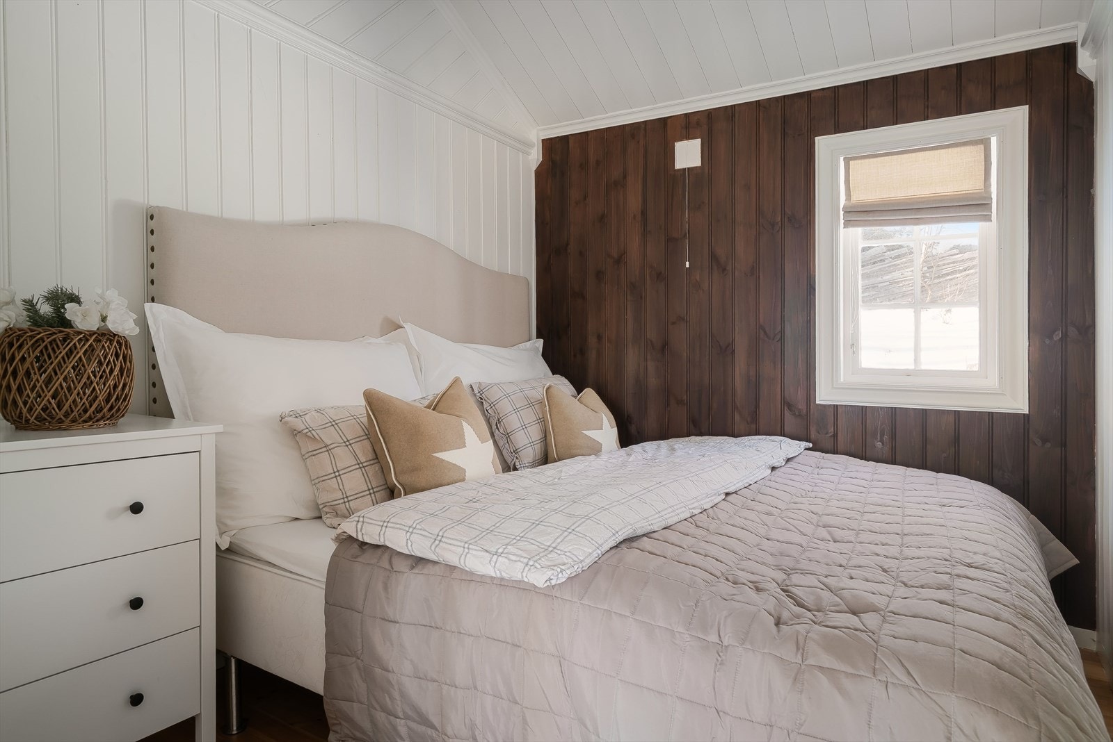 Det største soverommet i annekset (avbildet) har begrenset dagslysinnslipp og oppfyller derfor ikke kravene til rom for varig opphold. Galleribilde