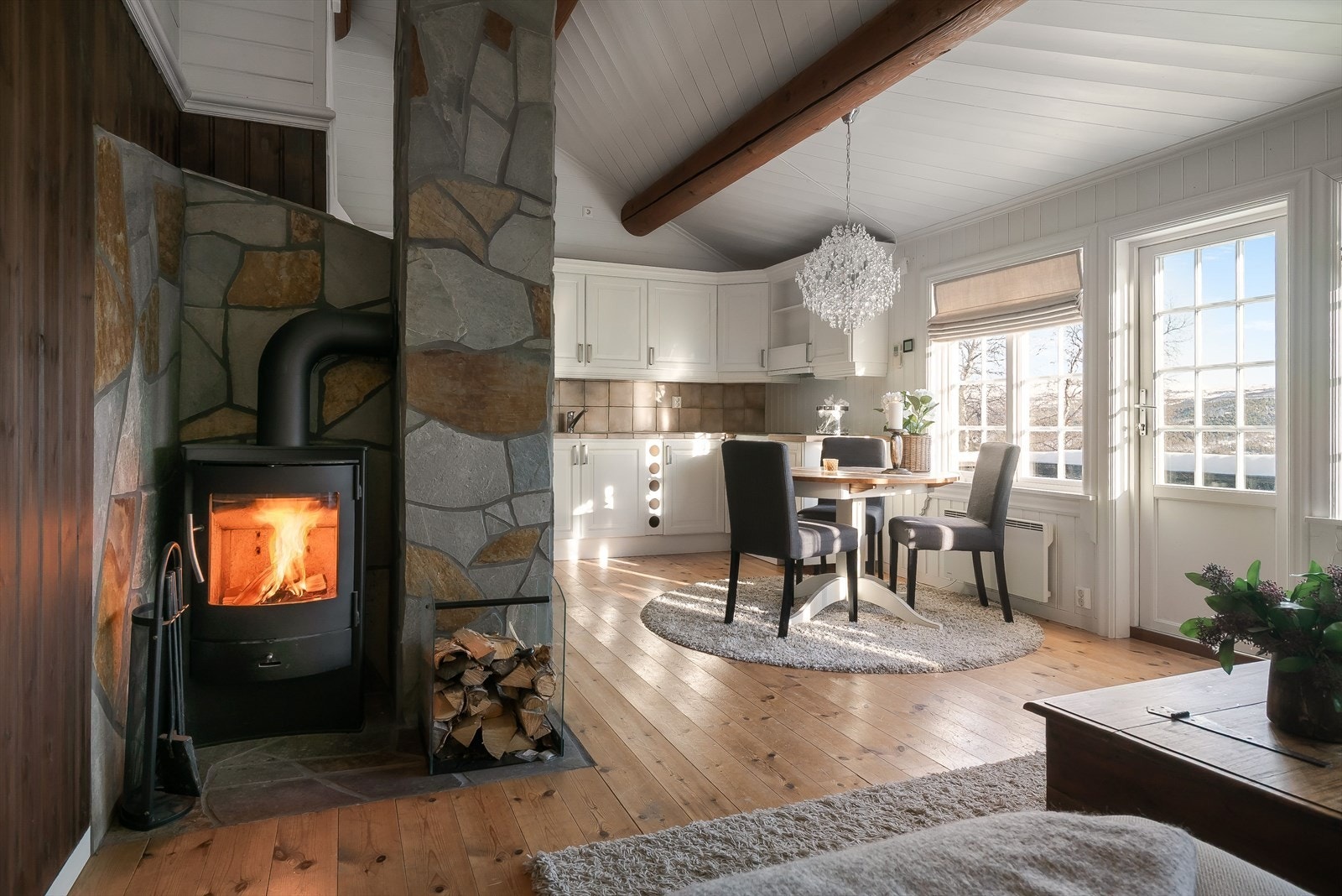 Anneks over garasjen fungerer som en liten, selvstendig hytte med stue, kjøkken, soverom og bad - et perfekt alternativ for gjester eller større familie. I tillegg finnes en separat sovebu på 14 kvm som supplerer overnattingsmulighetene ytterligere. Galleribilde