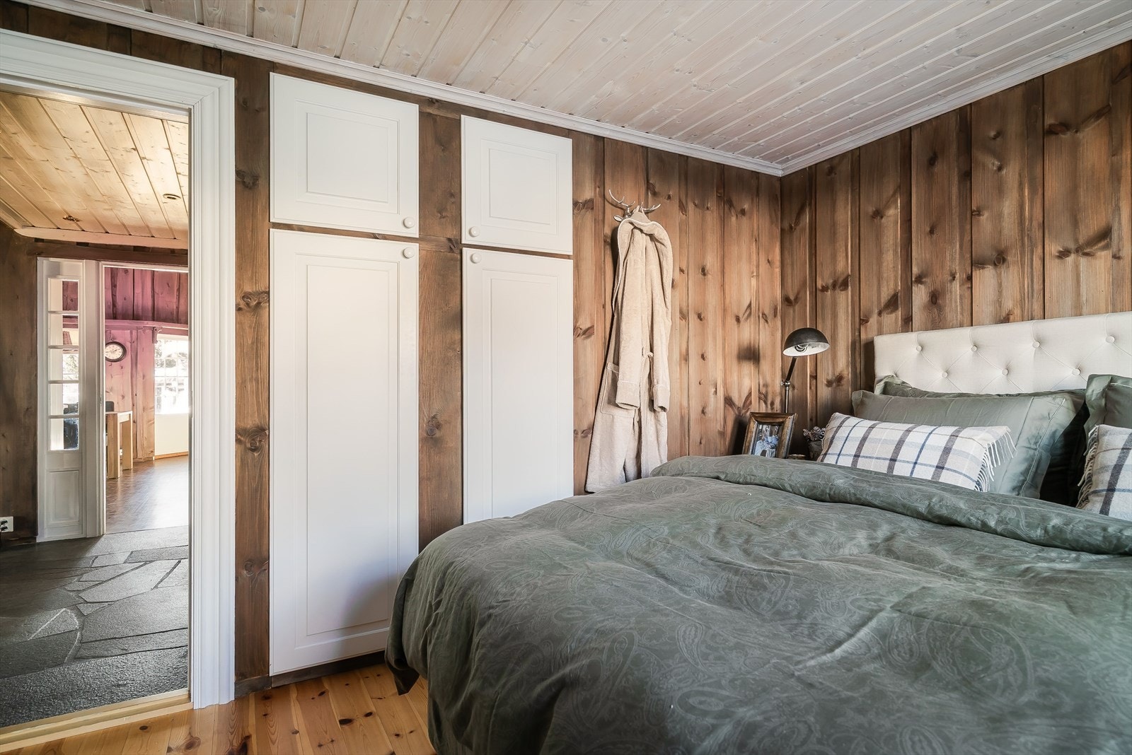Det er tre soverom i hovedhytten med plass til både møbler og øvrig møblement. Flere av rommene har plassbygde garderober som gir ekstra oppbevaring uten å gå på bekostning av gulvplassen. Galleribilde