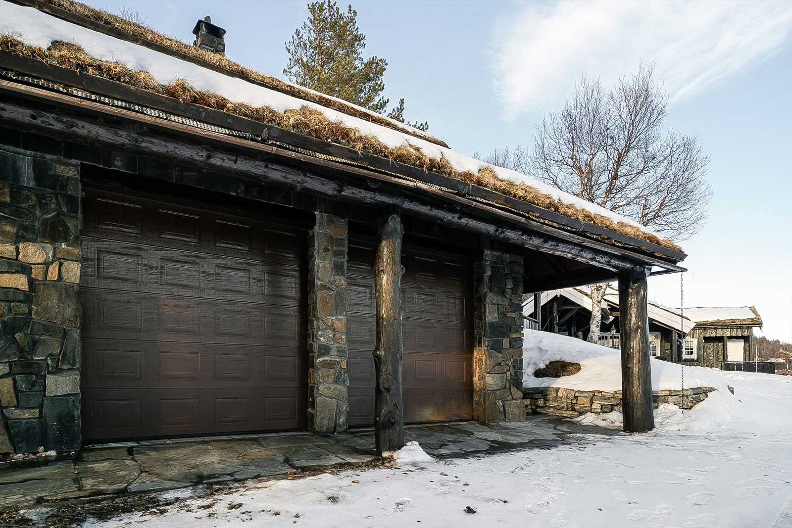 En stor dobbelgarasje med elbillader gir plass til kjøretøy, fritidsutstyr og lagring. Spesielt på vinterstid blir garasjen uvurderlig: enkel parkering, ryddig oppbevaring og alt lett tilgjengelig. Galleribilde