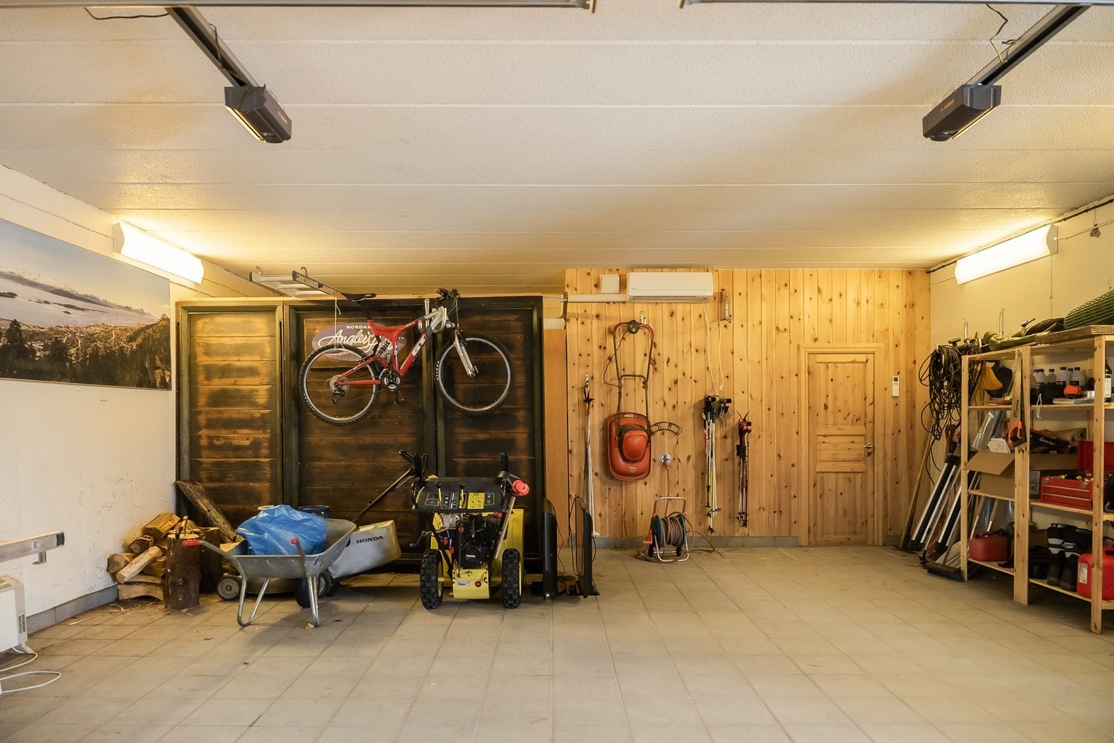 Romslig dobbelgarasje med egen bod og varmepumpe. Galleribilde