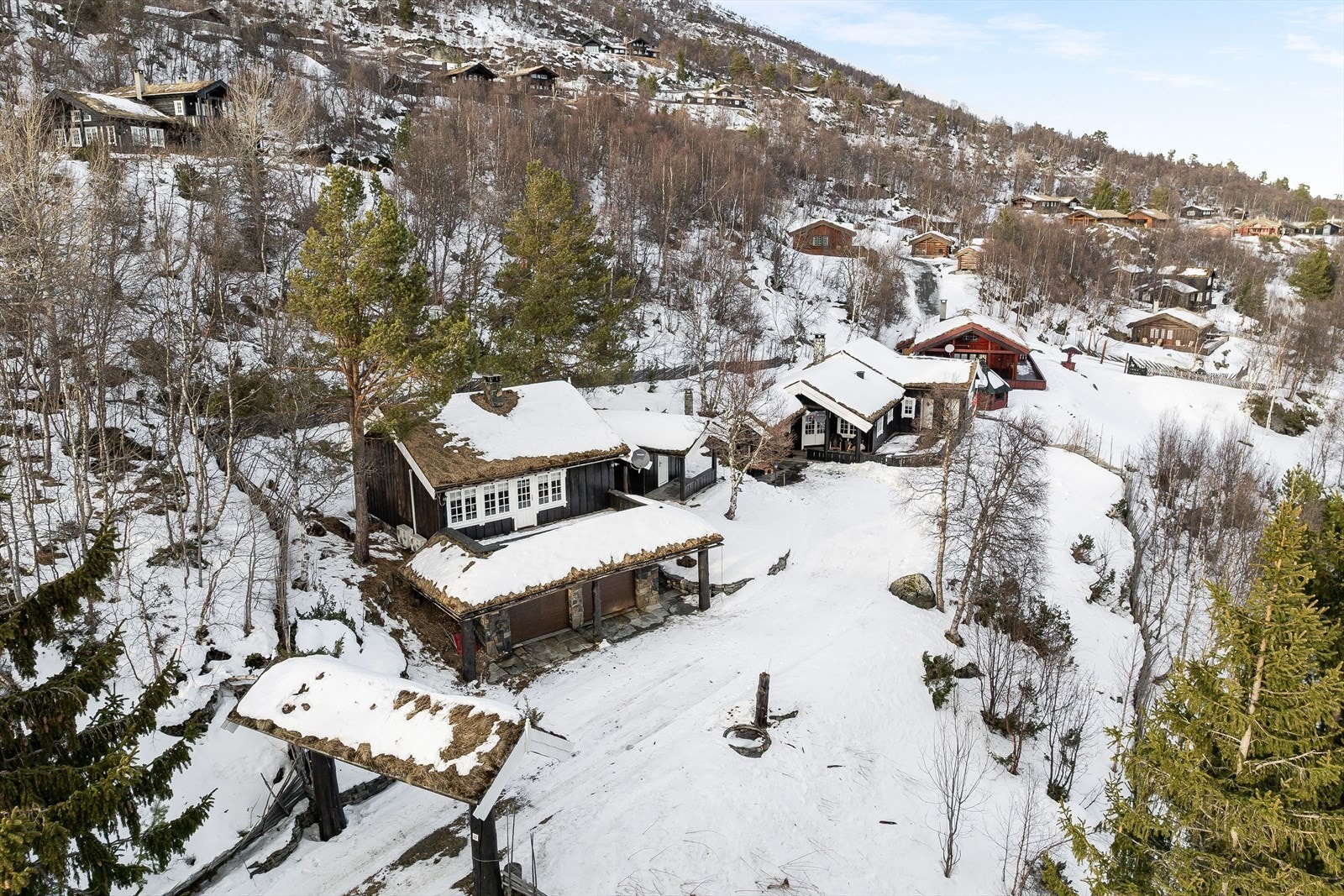 Hytta ligger på en høyde, 690 meter over havet, og byr på en solrik og skjermet beliggenhet uten innsyn. Galleribilde