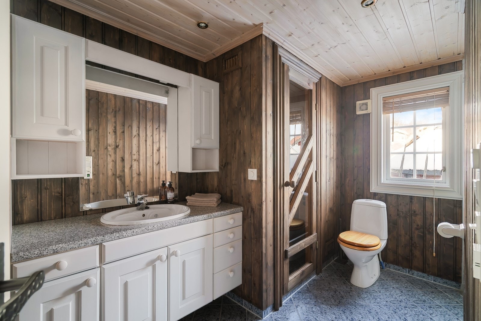 Badet er romslig og gjennomført, med stor baderomsinnredning, spotbelysning i tak og badstue. Galleribilde