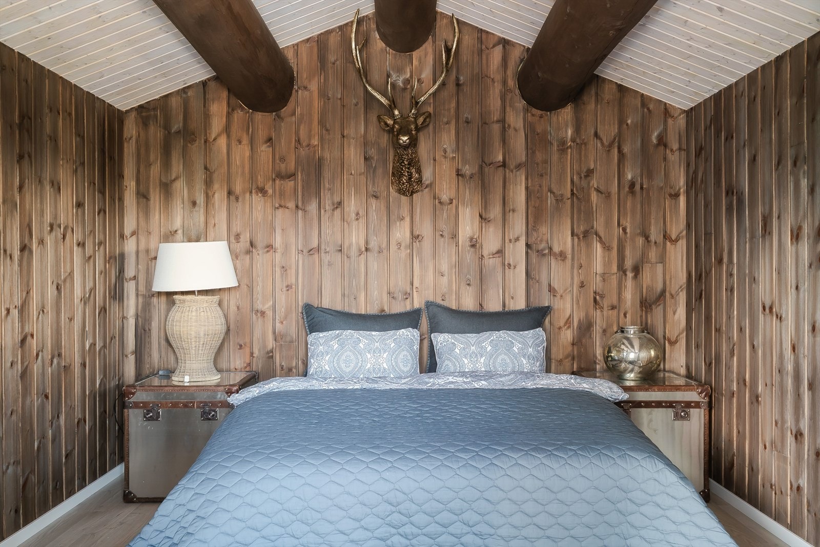 Hemsen i hovedhytten består av to innredede rom med plassbygde senger, et perfekt supplement for ekstra soveplasser når familien eller gjestene samles. Galleribilde