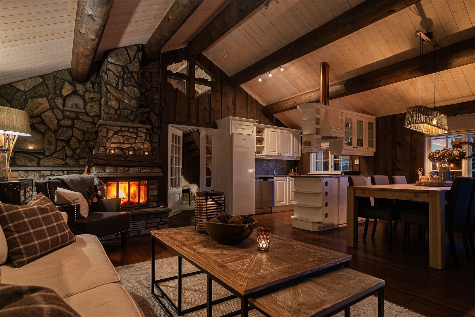 Den elegante skiferpeisen er rommets naturlige midtpunkt - både visuelt og atmosfærisk. Sammen med varmepumpe og elektrisk oppvarming får man et komfortabelt og effektivt inneklima gjennom hele året. Galleribilde