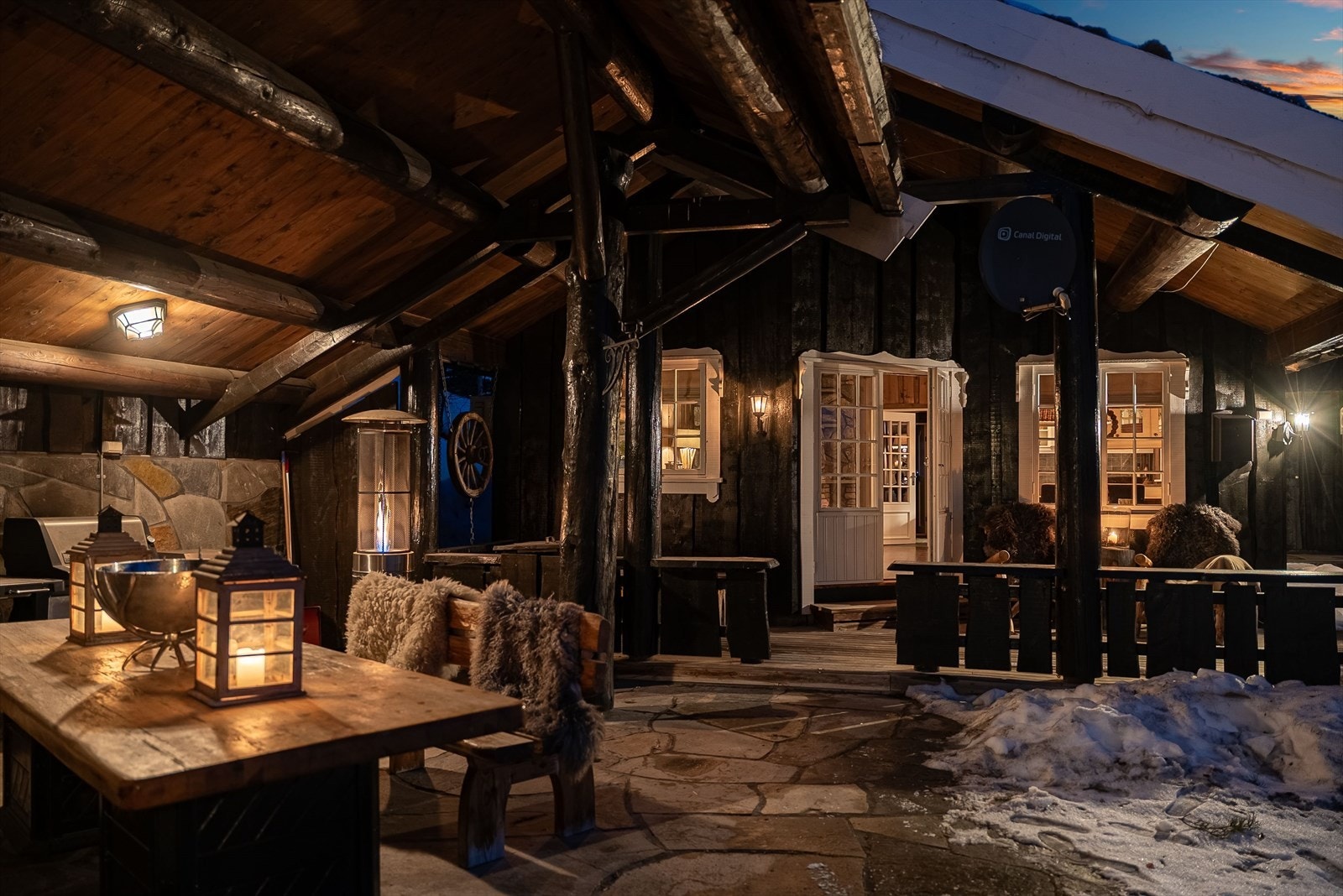 Hovedhytten fremstår som en klassisk fjellhytte med mørke, robuste materialer, bruk av tømmerstokker og stående panel. Skifer er gjennomgående brukt i utearealer og i inngangsparti, som tåler alle årstider og krever lite vedlikehold. Galleribilde