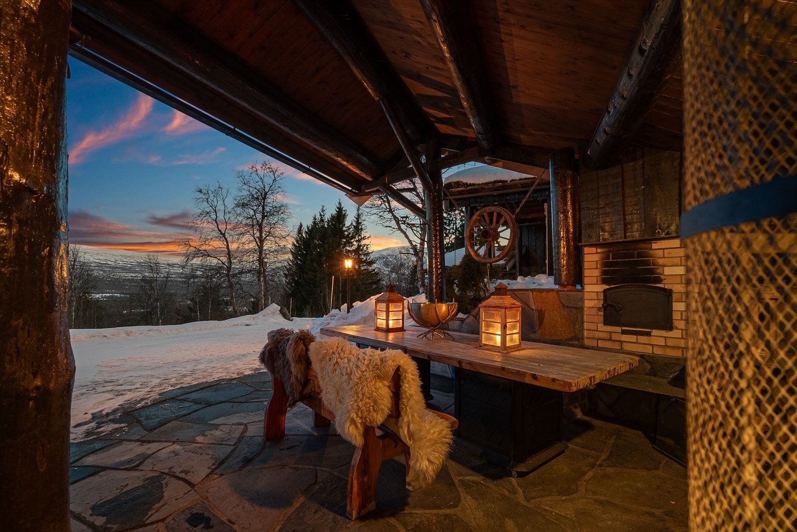 En stor terrasse på 49 kvm strekker seg ut fra hovedhytten og gir rikelig plass til utemøbler og langbord. Som en naturlig forlengelse av terrassen ligger en overbygd gapahuk på 30 kvm som er utstyrt med utepeis, grill og pizzaovn. Galleribilde