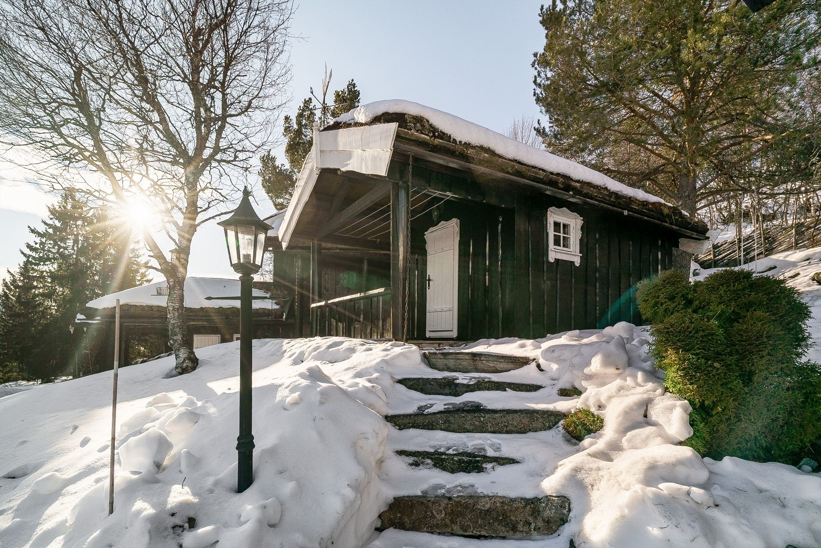Med både annekset og sovebuen på 14 kvm har eiendommen rikelig plass til gjester og større familieopphold. Galleribilde