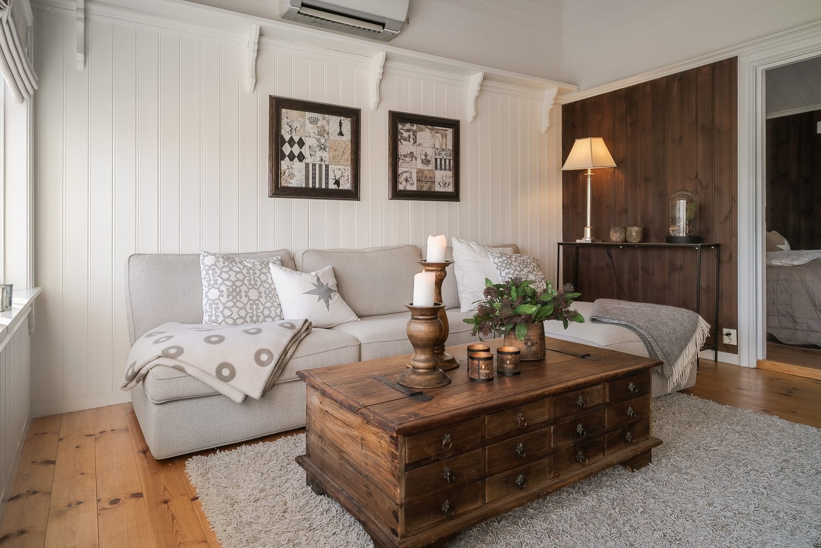 Annekset har både vedovn og varmepumpe, som gir effektiv oppvarming året rundt. Galleribilde