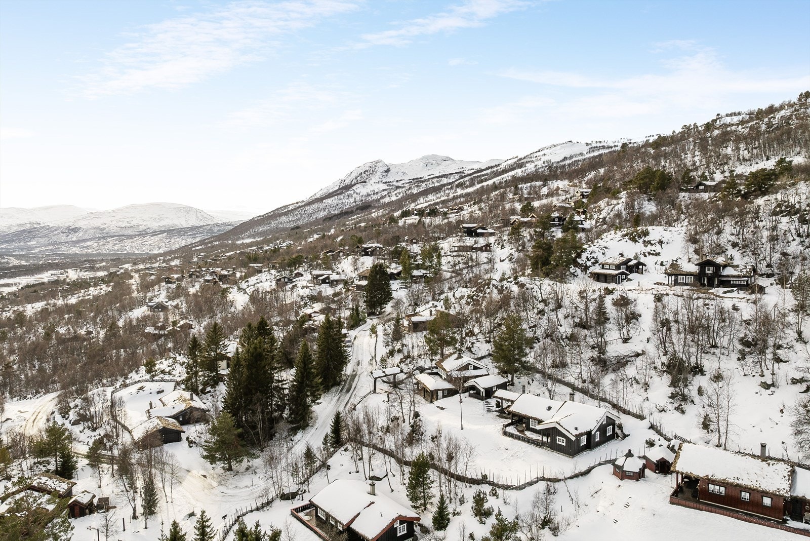 Reisetiden fra Trondheim er omtrent 1 time og 40 minutter med bil, noe som gjør eiendommen velegnet for spontane helgeturer og fleksibel bruk gjennom hele året. Galleribilde